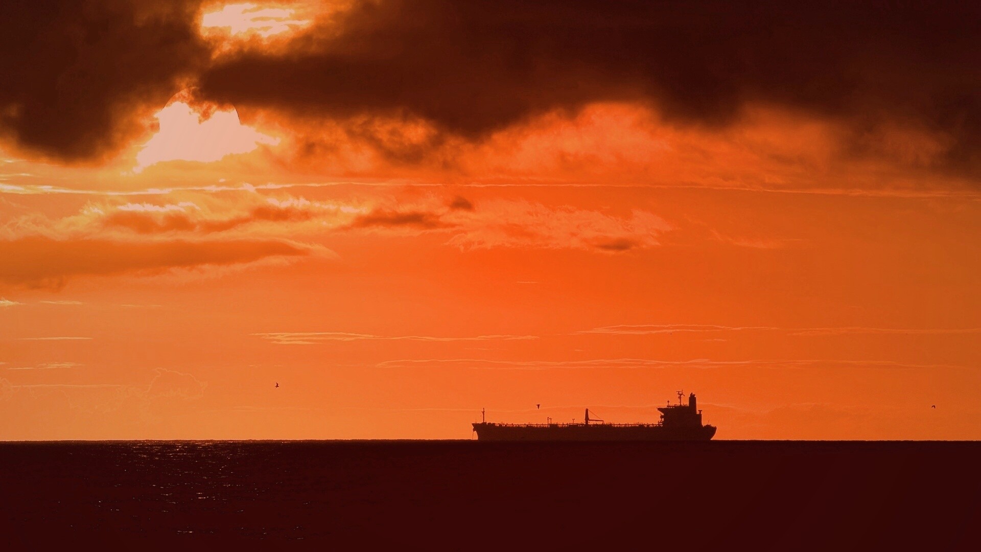 Баржа на закате обои