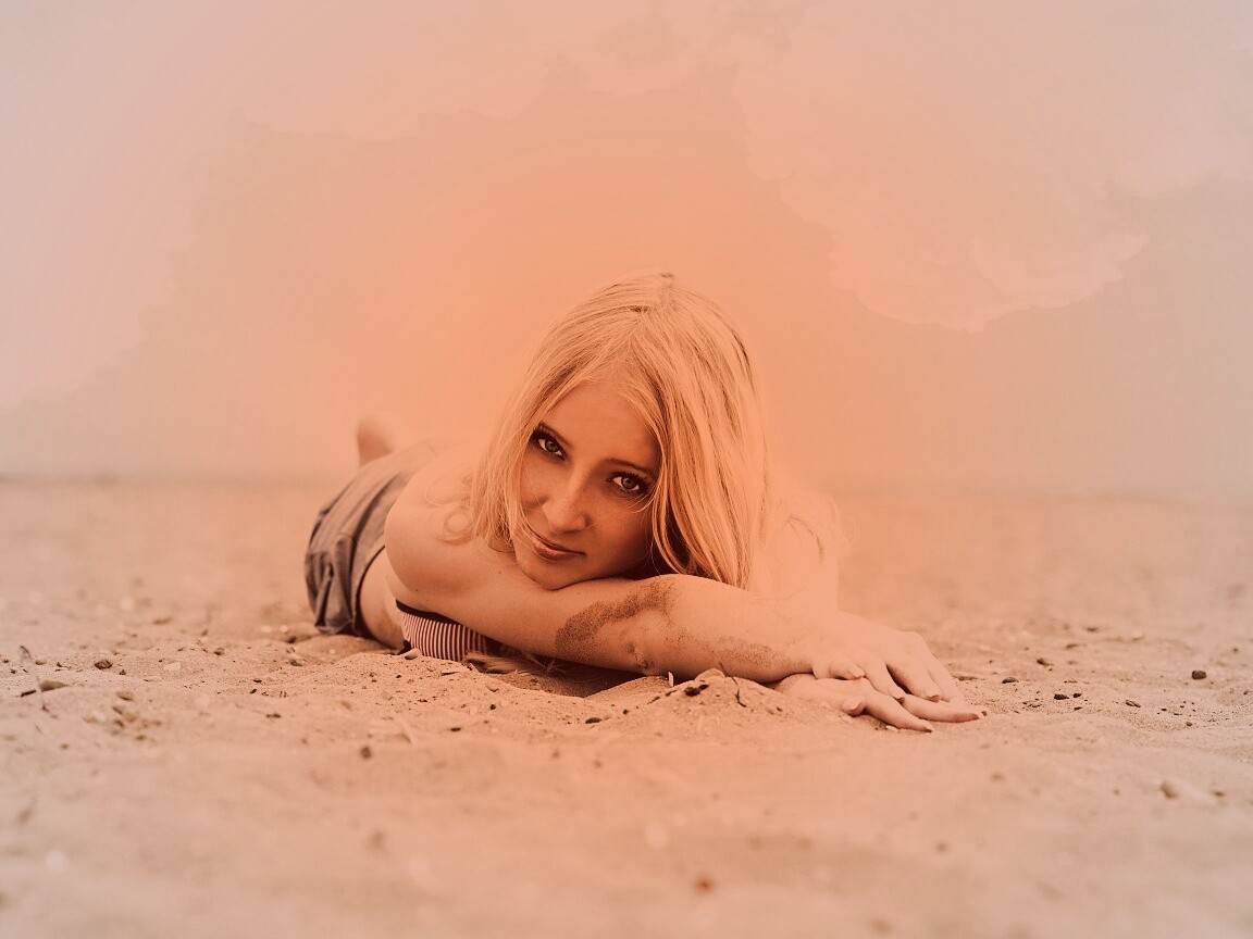 Девушка на пляже обои