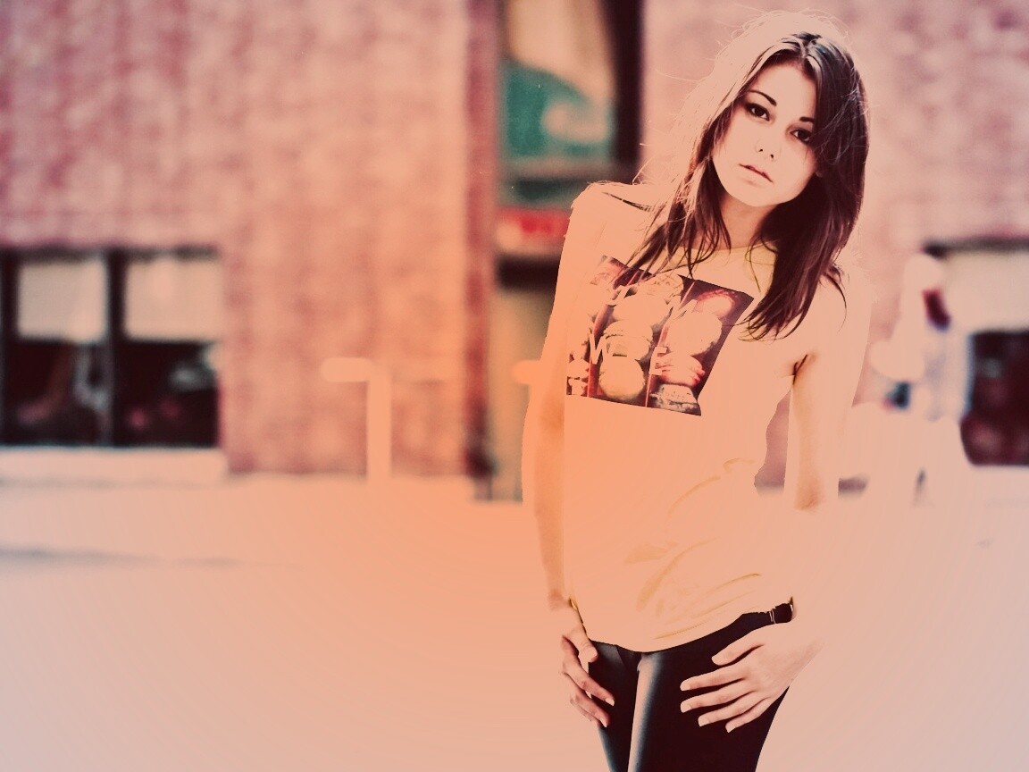 Молодая девушка в городе обои