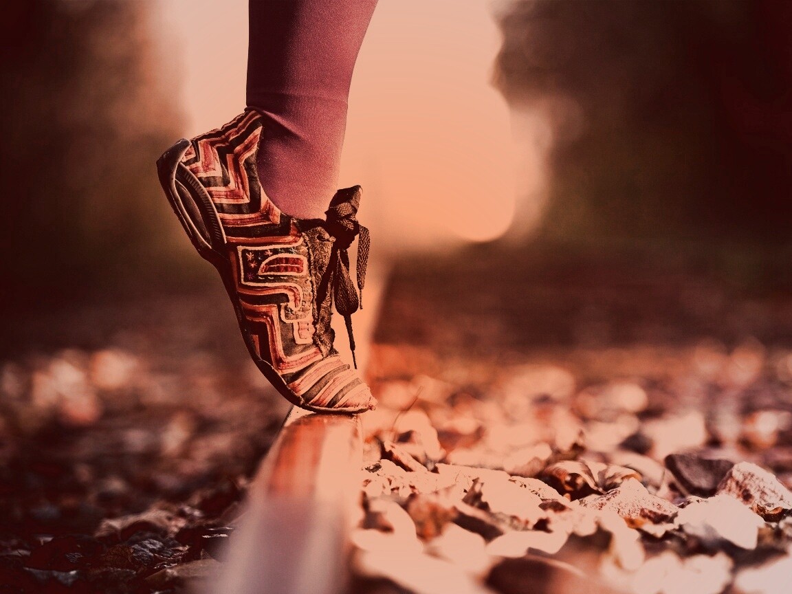 Разноцветные кроссовки обои