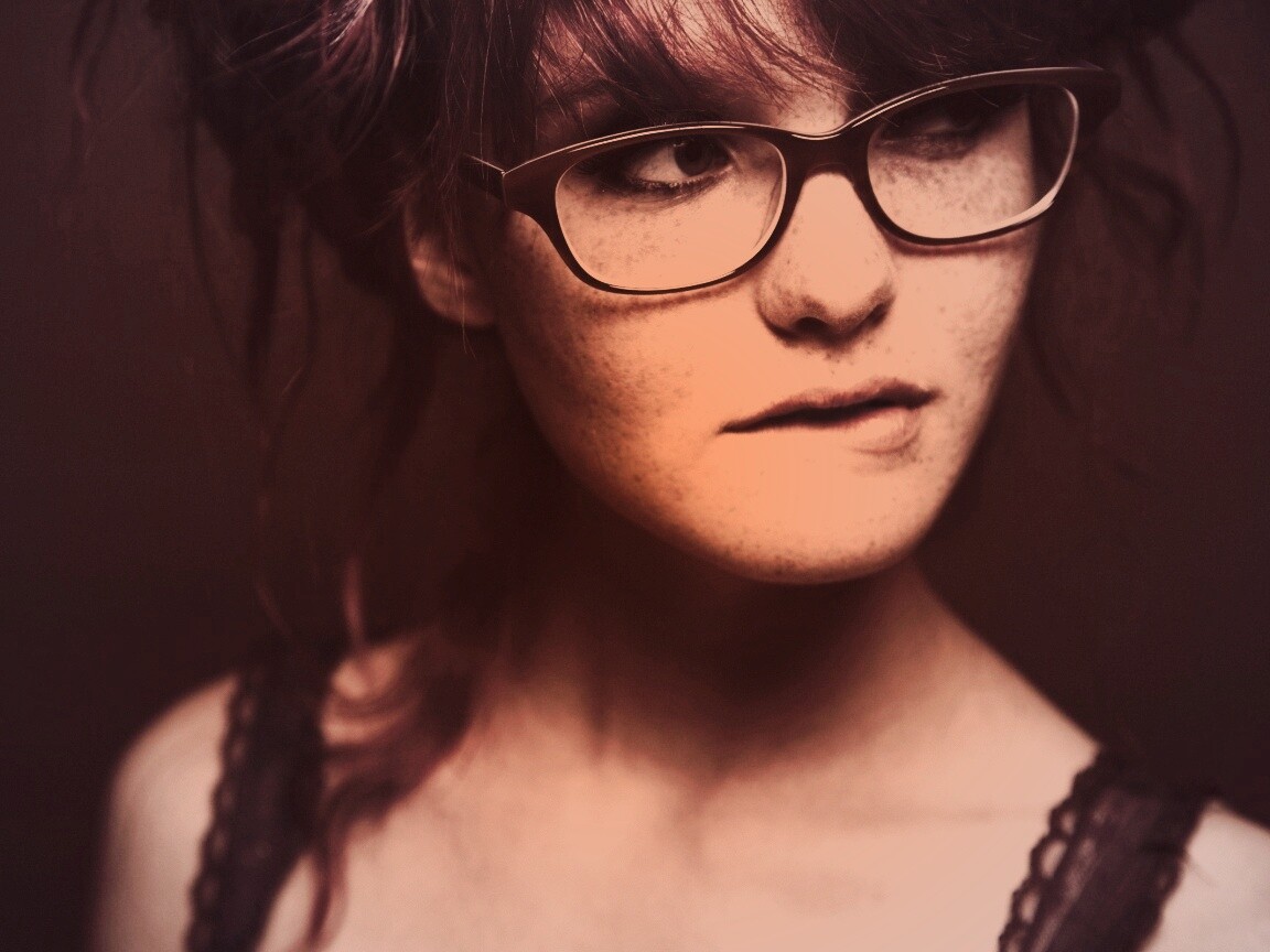 Рыженькая кусает губу обои