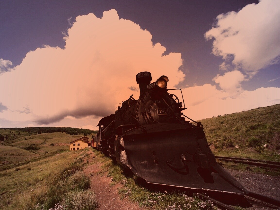 Паровоз на деревенской станции обои