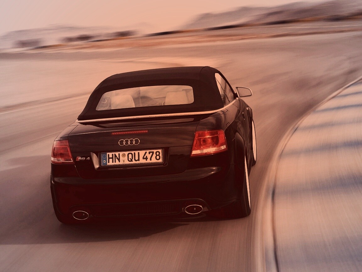 Audi RS 4 с тряпичной крышей обои
