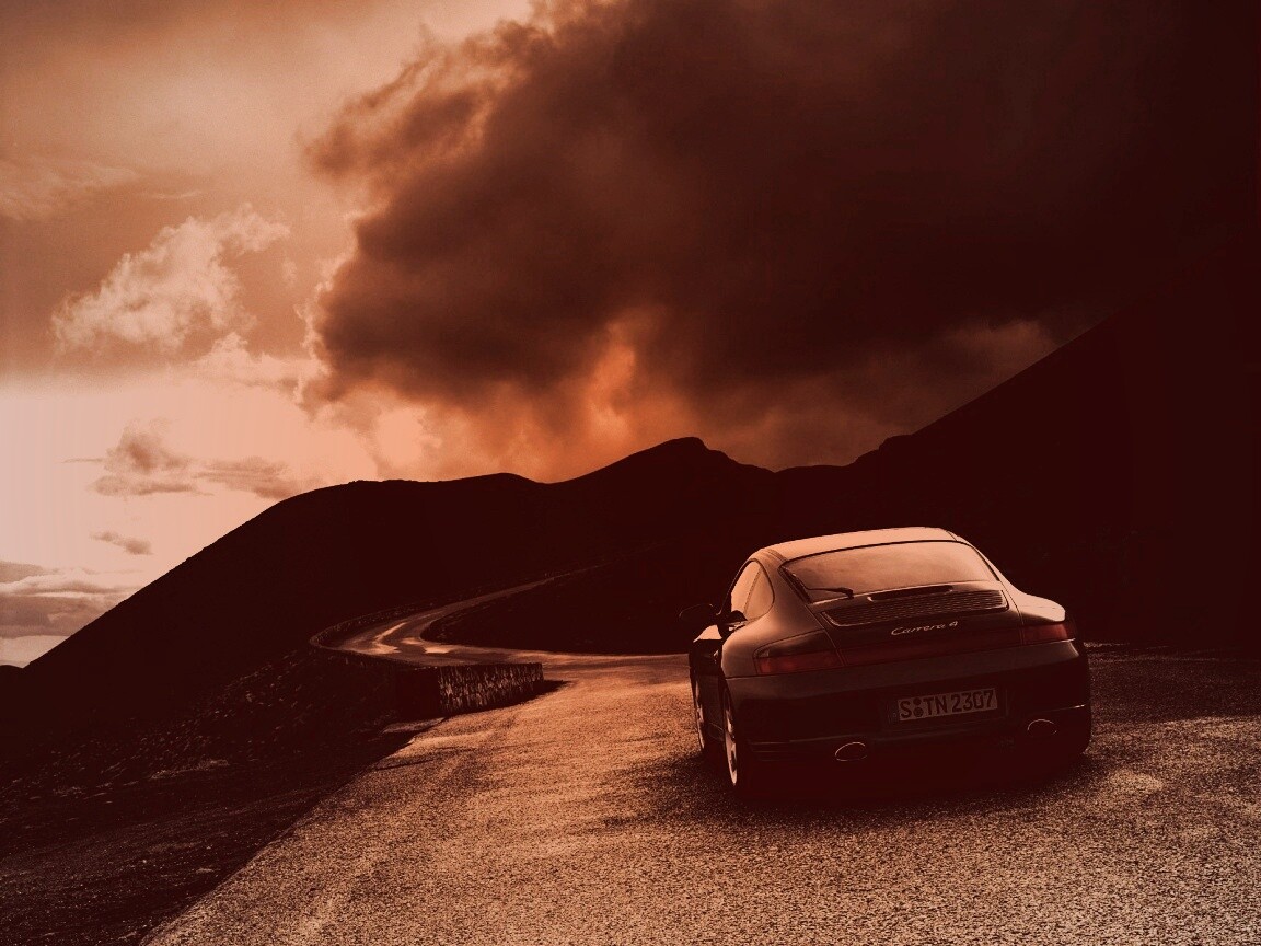 Черный Порше на горной дороге обои