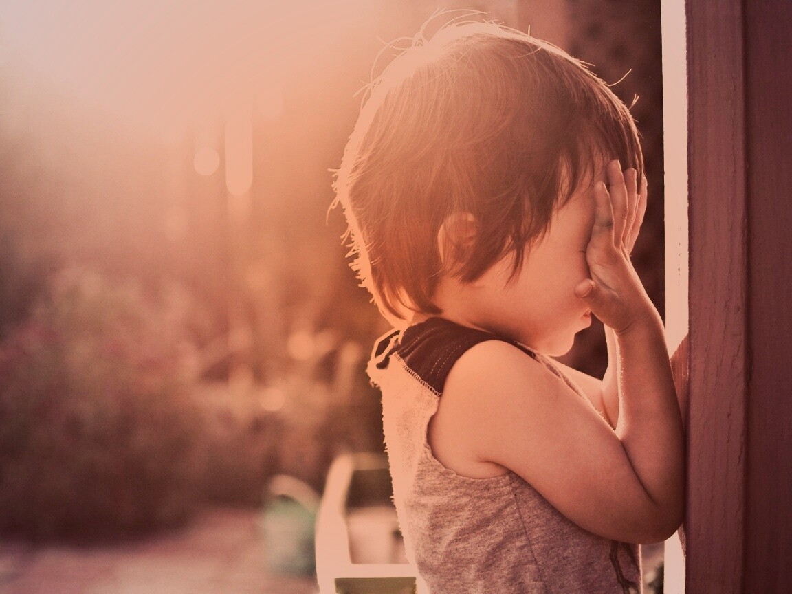 Малыш играет в прятки обои