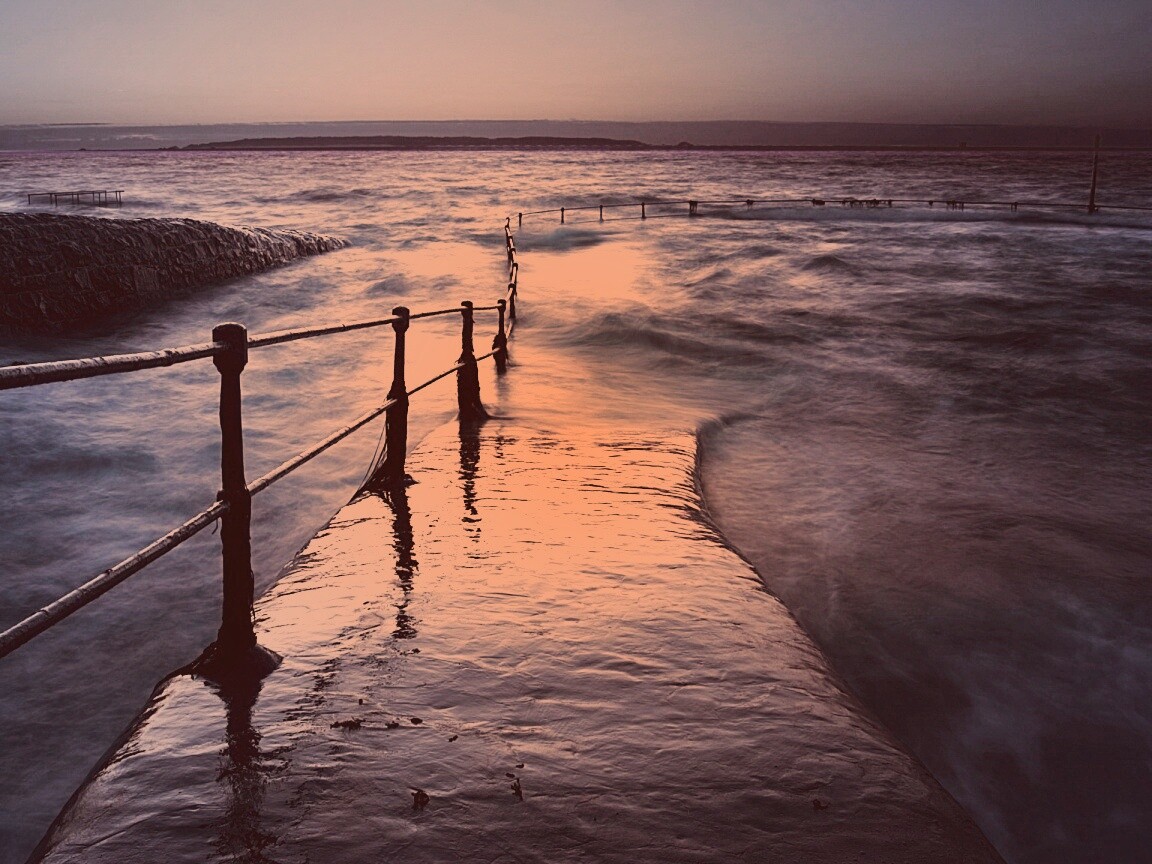 Пирс уходящий в море обои