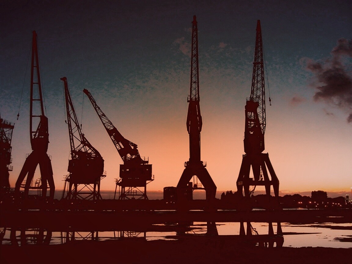 Силуэты портовых кранов обои