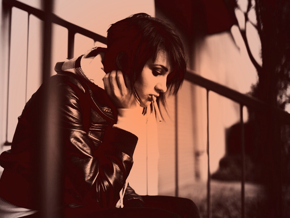 Девушка с сигаретой обои