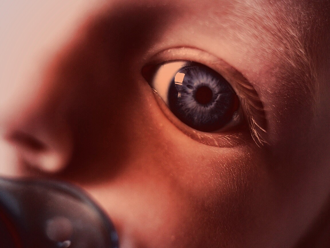 Синий глаз ребенка обои