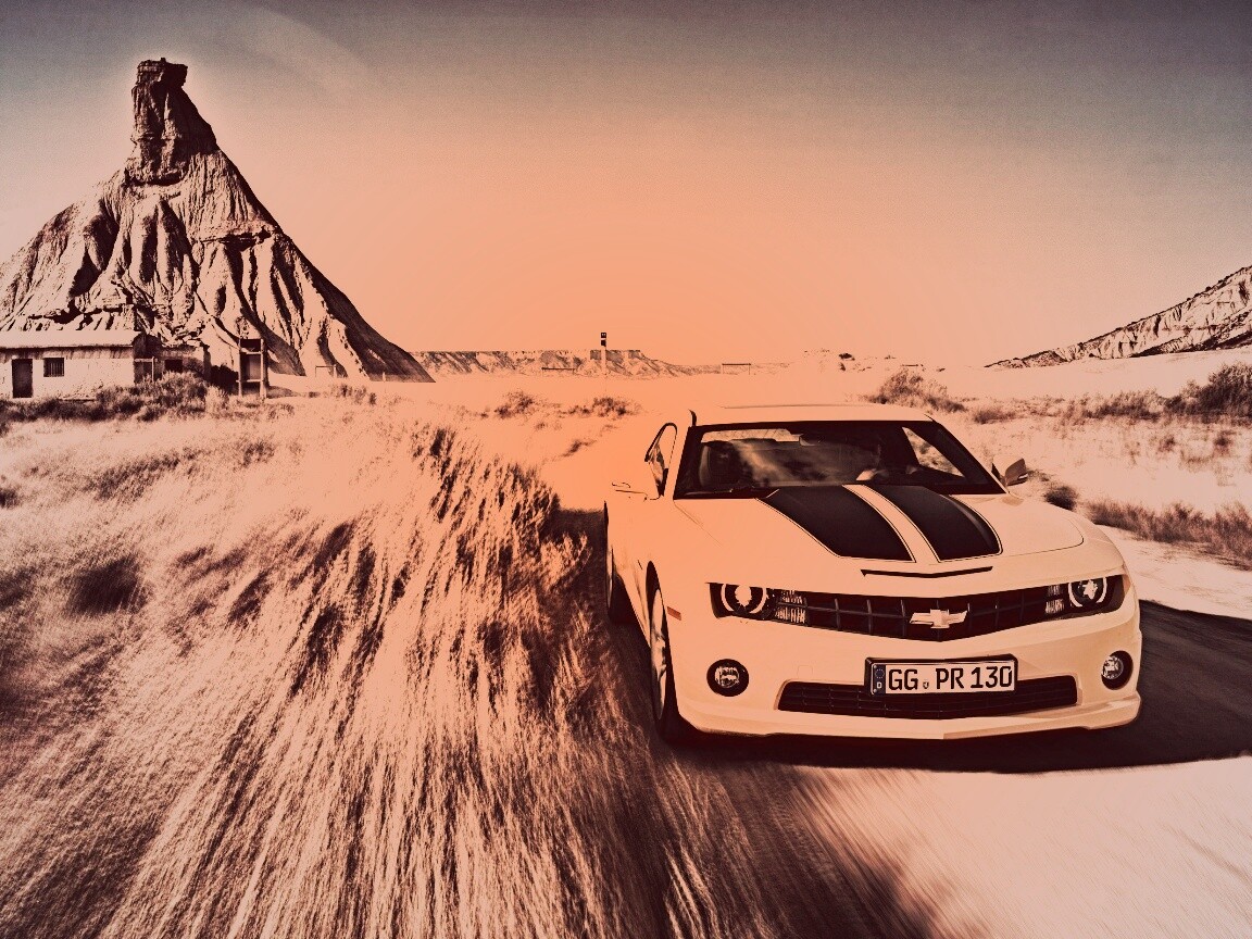 Камаро на пустынной дороге обои