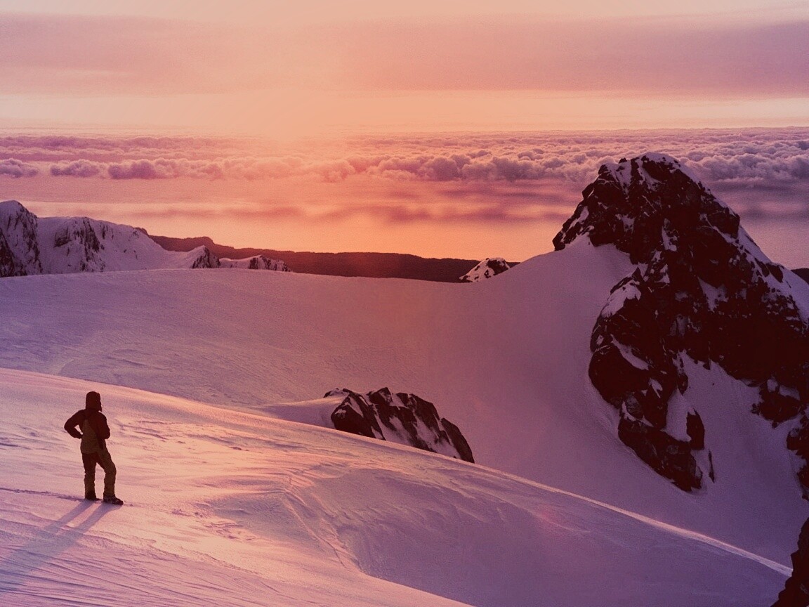 Путешественник в горах обои