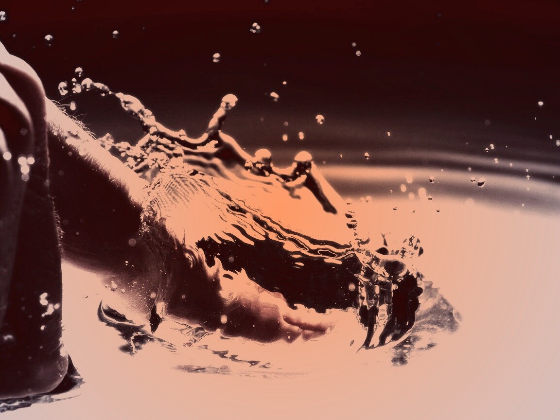 Палец в воде обои