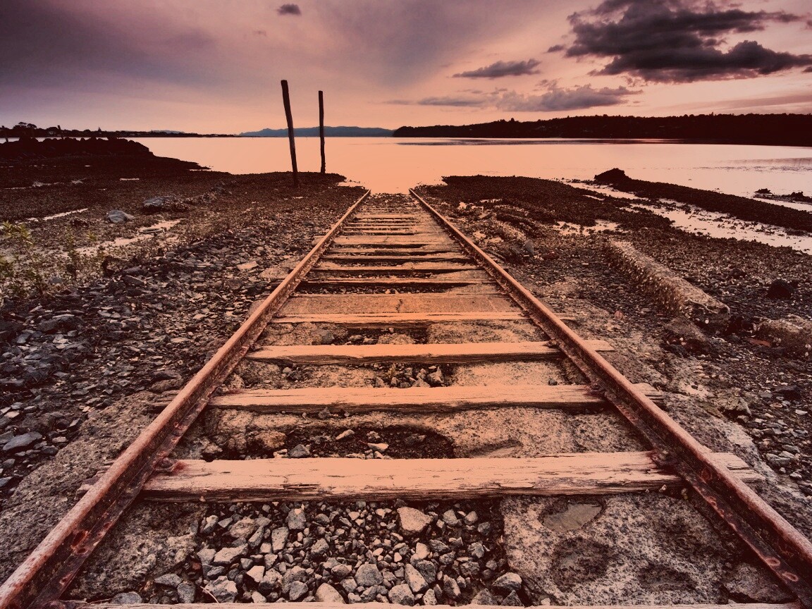 Рельсы обрывающиеся в воду обои