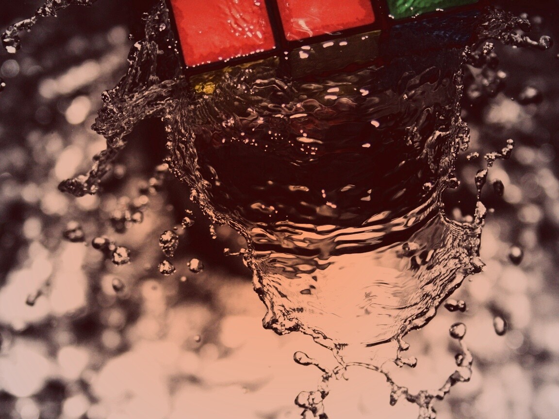 Кубик рубика в воде обои