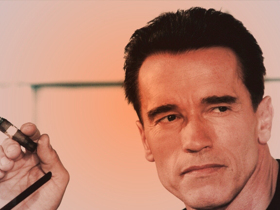 Арнольд Шварцнеггер с сигарой обои