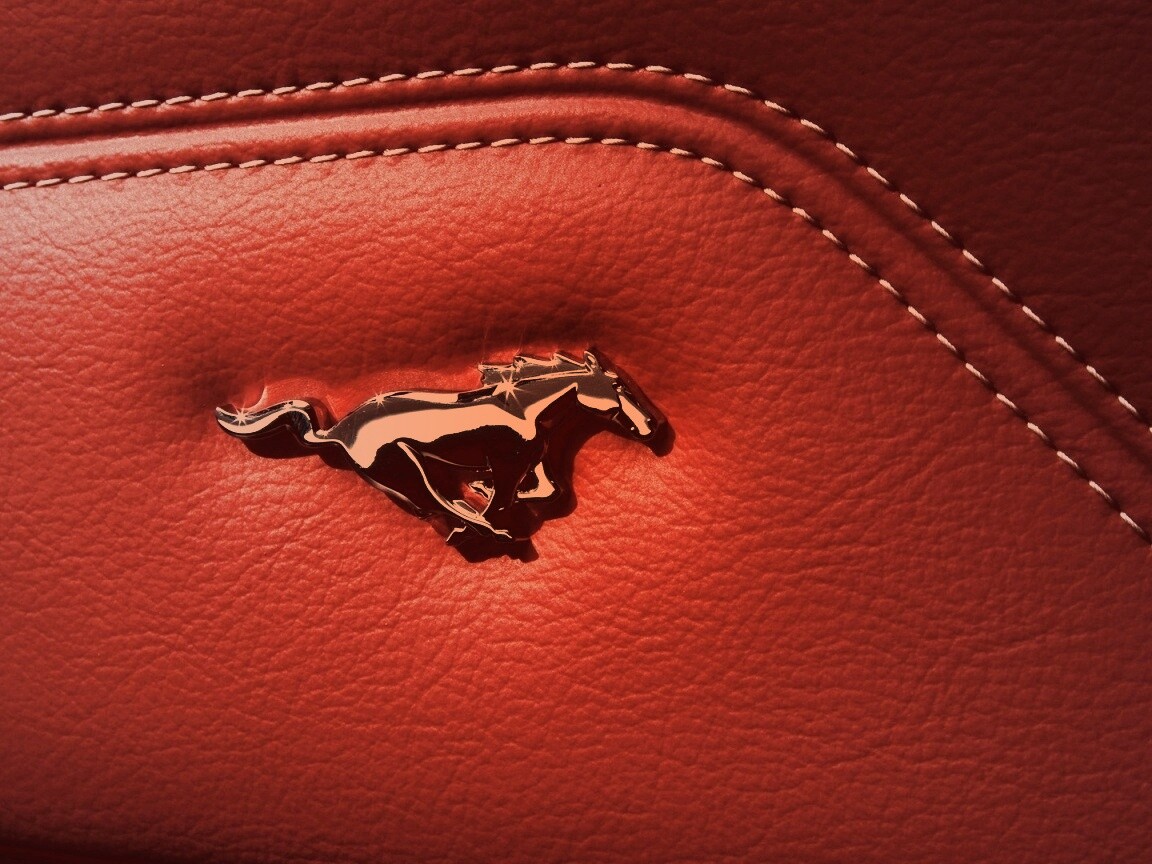 Кожаный салон Форда Мустанг обои