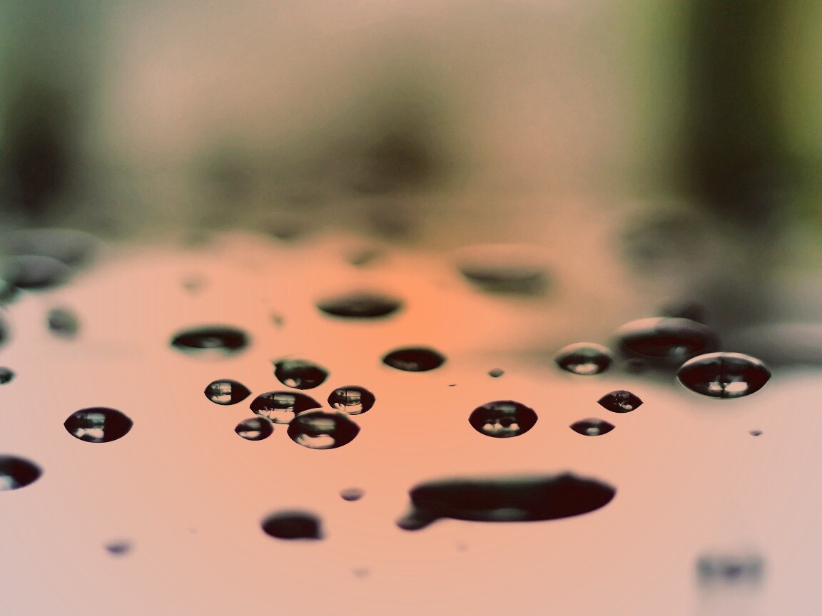 Темные капли на зеркальнйо поверхности обои