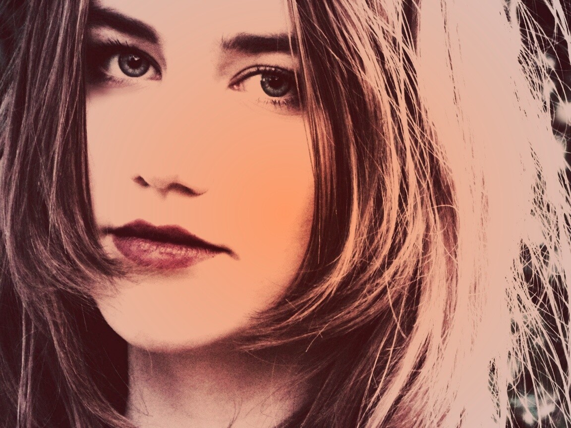 Взгляд голубоглазой девушки обои