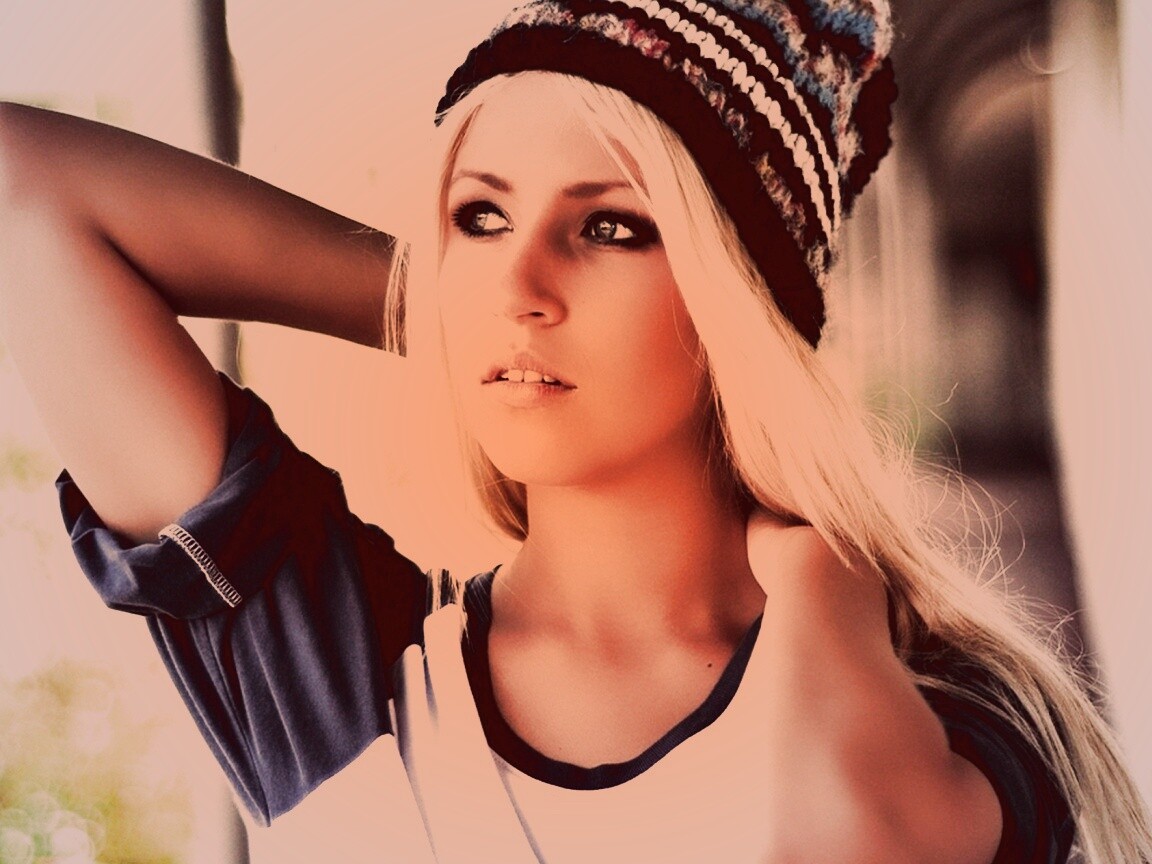 Блондинка в вязанной шапке обои