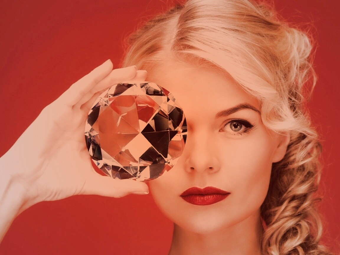 Девушка с бриллиантом обои