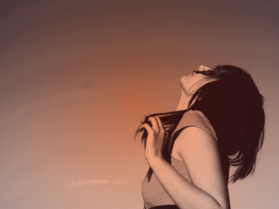 Взгляд брюнетки в небо обои