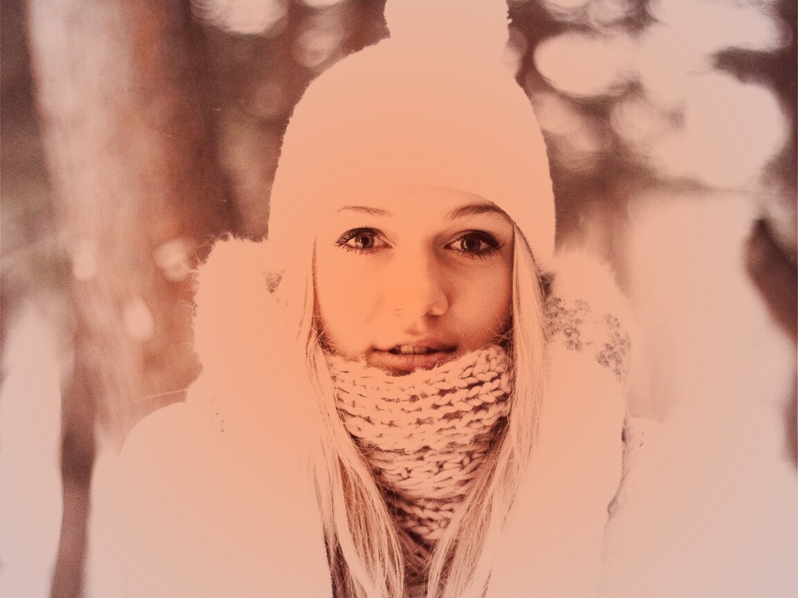 Девушка в белом в снежном лесу обои