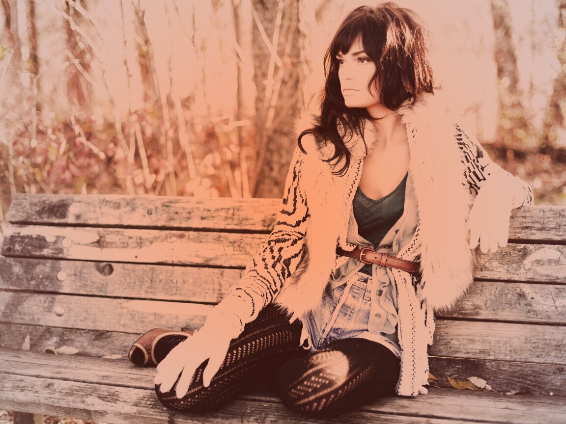 Красивая девушка сидит на скамейке обои