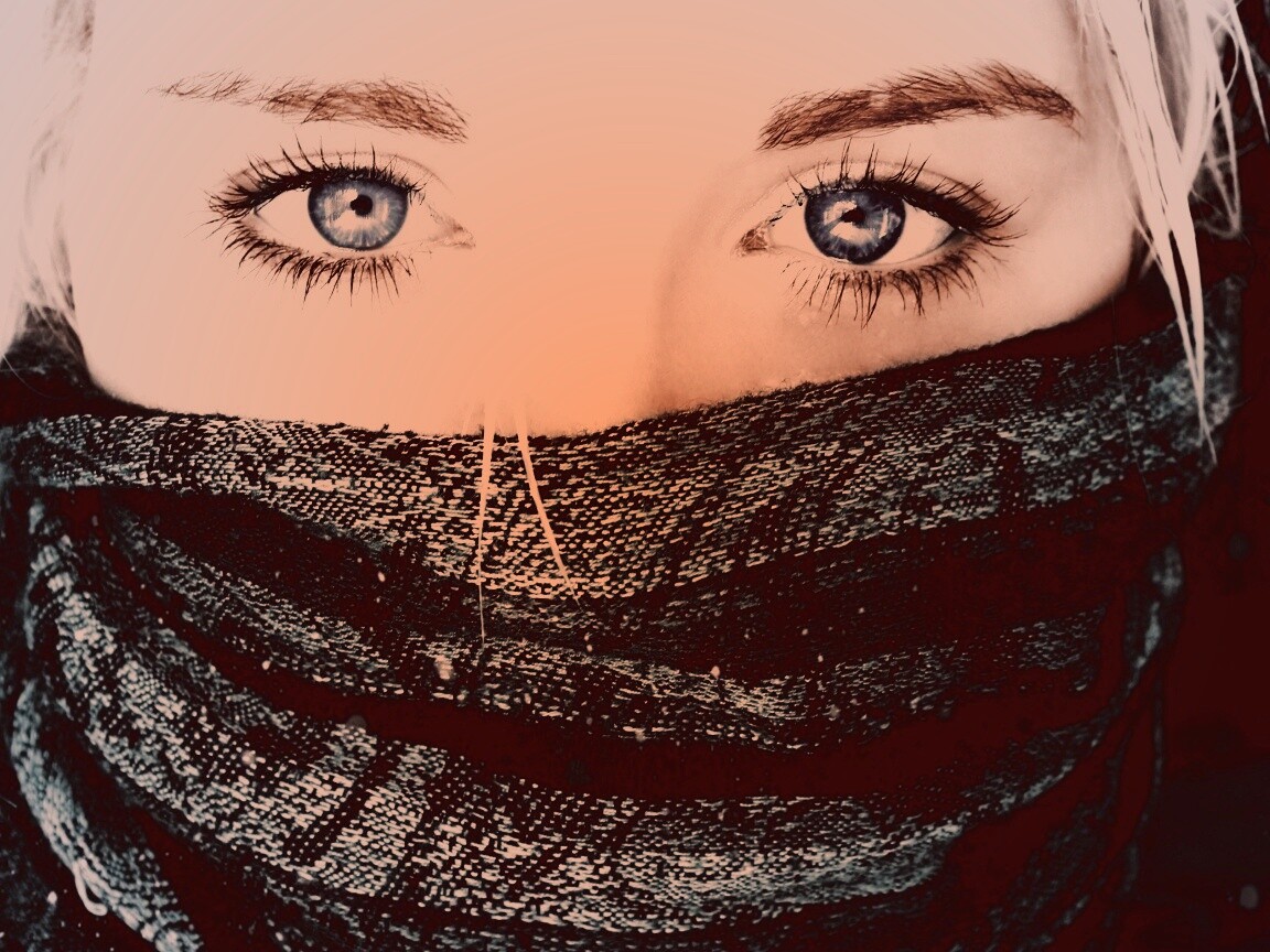 Блондинка с шарфом на лице обои