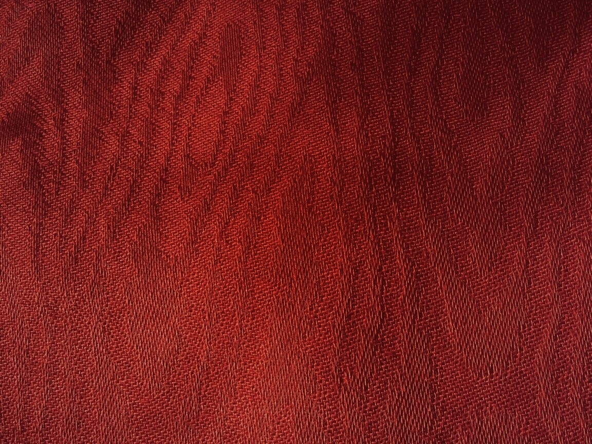 Бордовая узорчатая ткань обои