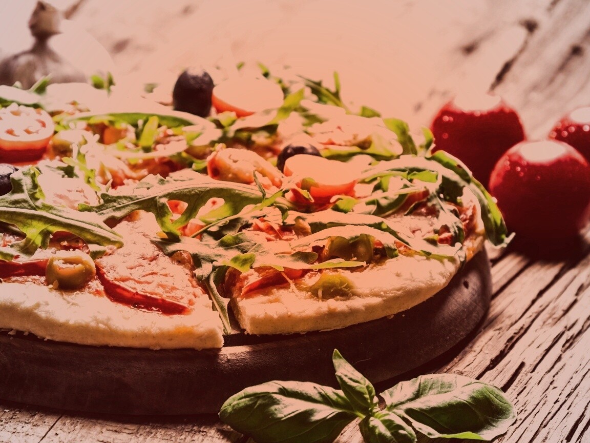 Свежая пицца с рукколой обои