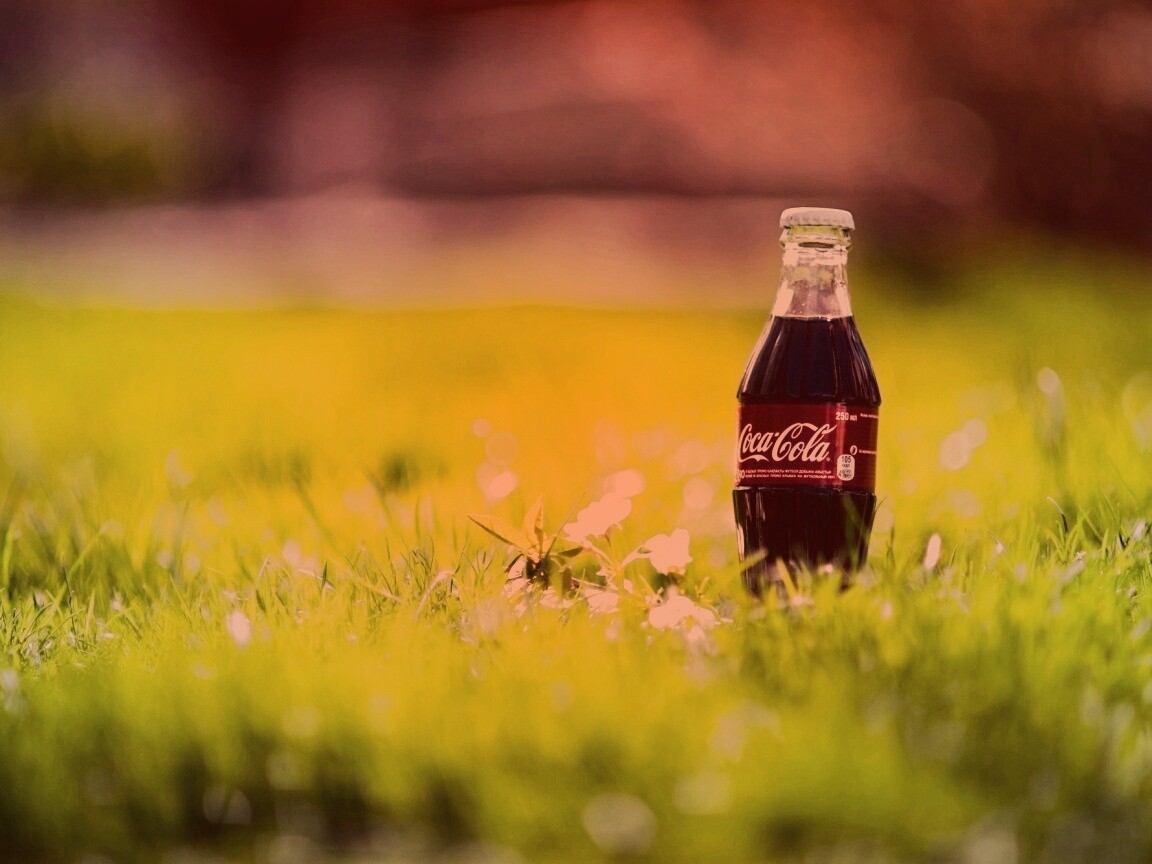 Кока-Кола на траве обои