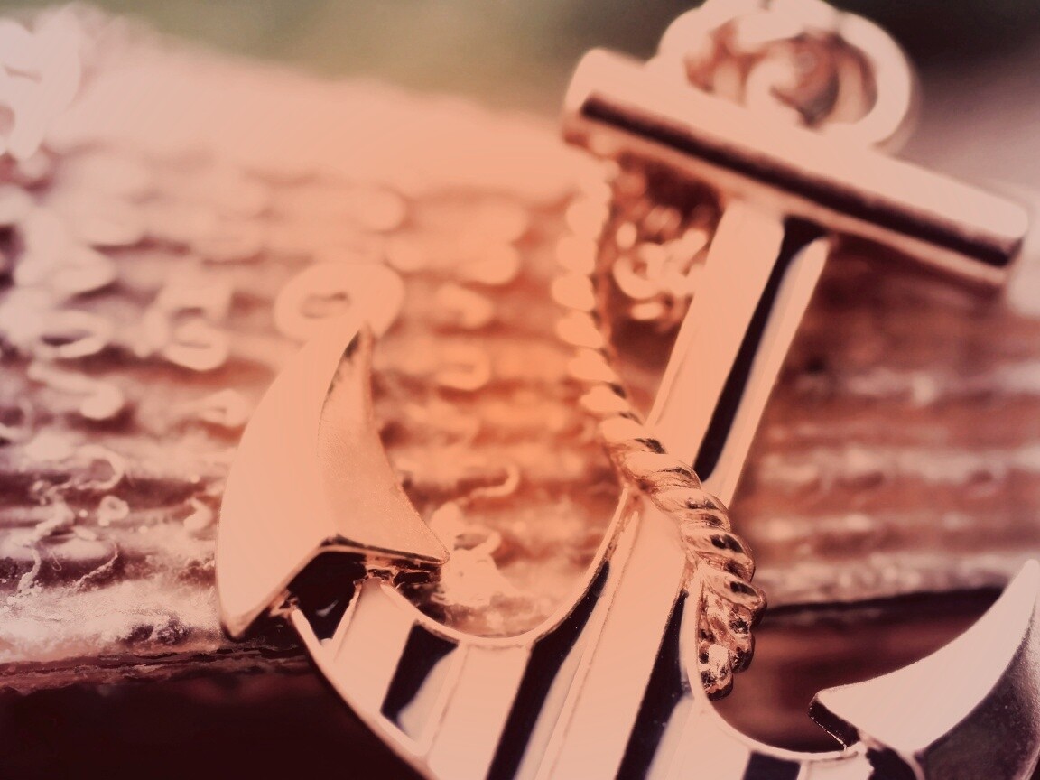 Кулон в виде якоря обои