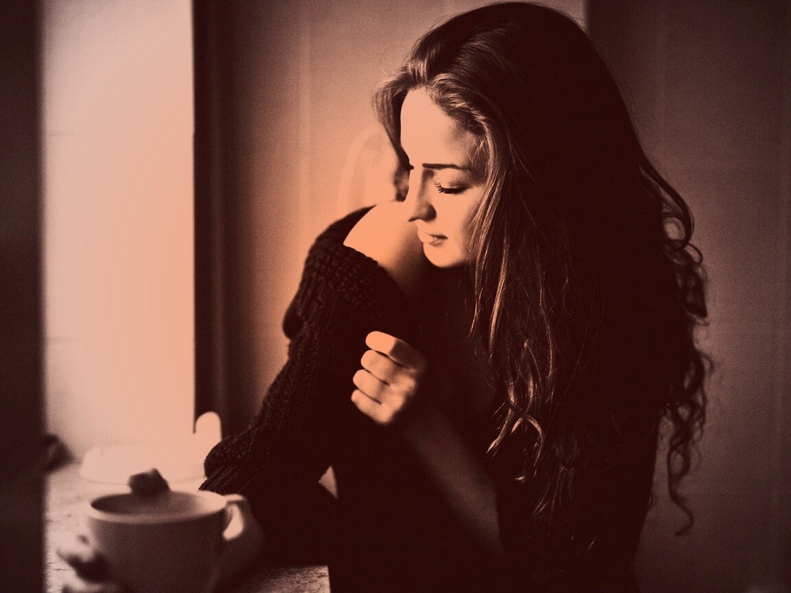 Обнаженное плечо и чашка кофе обои