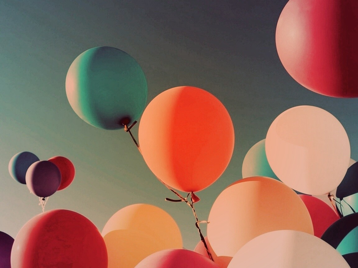 Разноцветные воздушные шарики обои