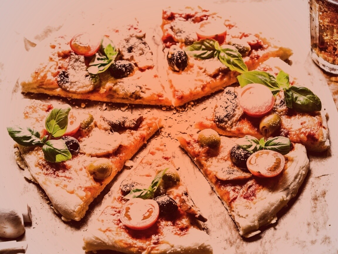 Сочная пицца с томатами и пармезаном обои