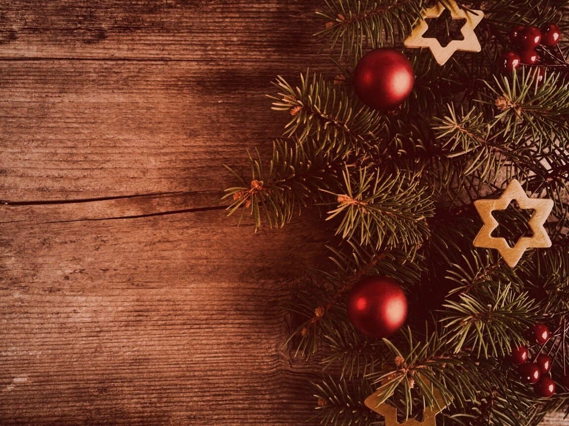 Новогодние игрушки на еловой ветке обои