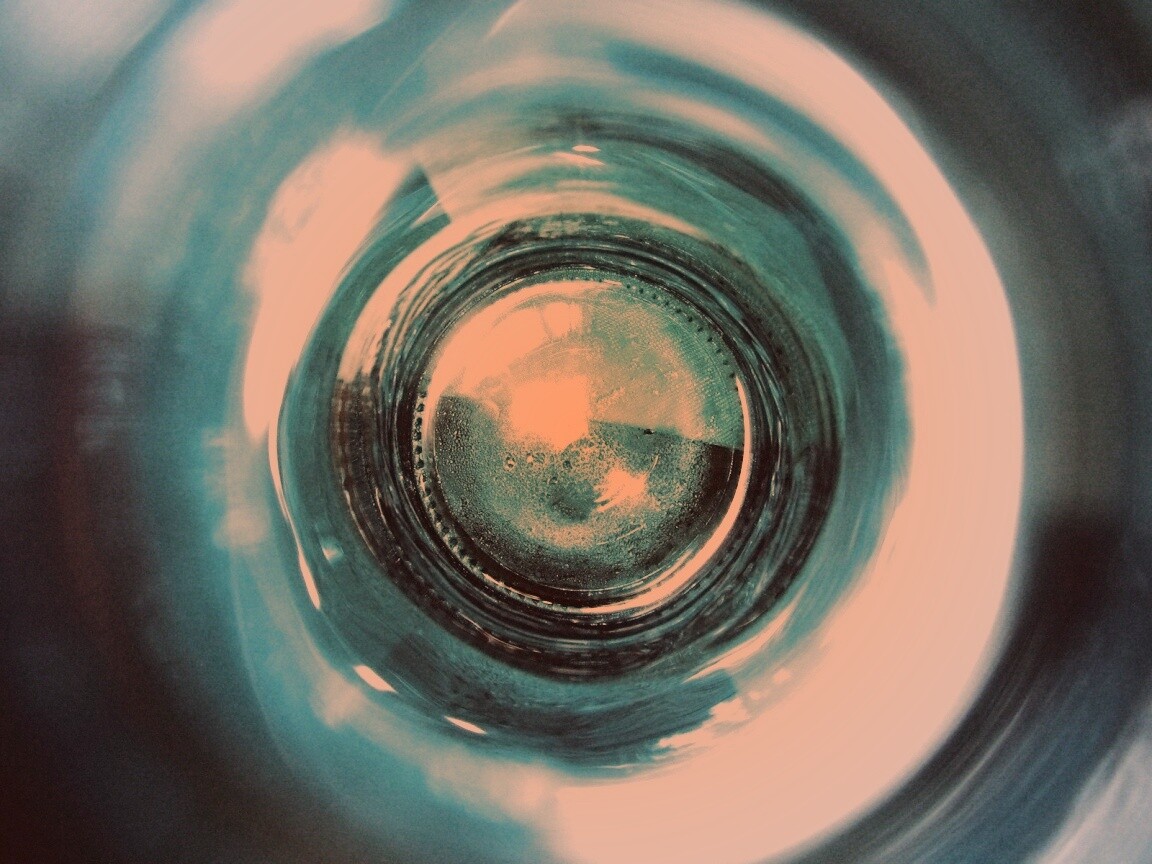 Дно стеклянной бутылки обои