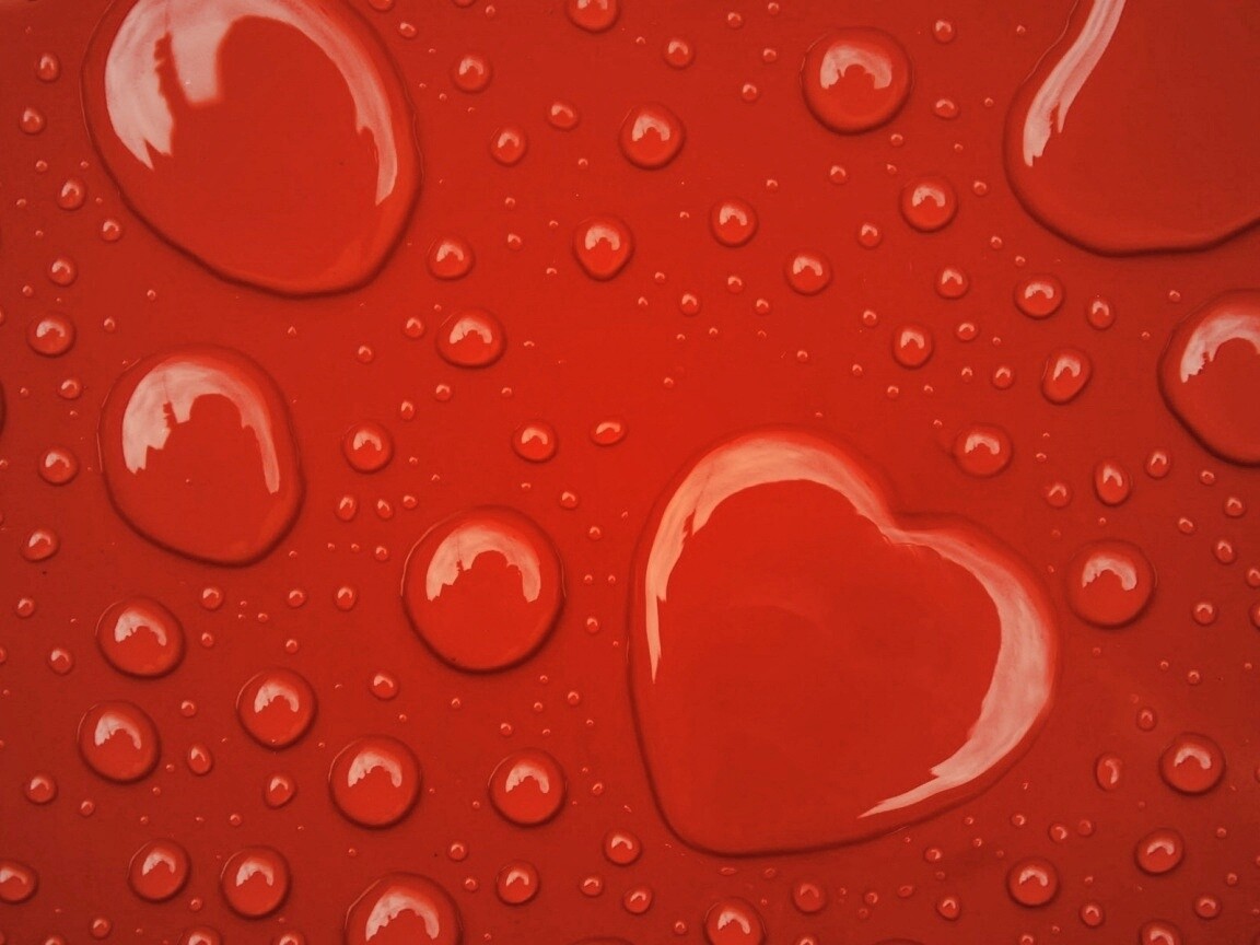 Капли на красном фоне обои