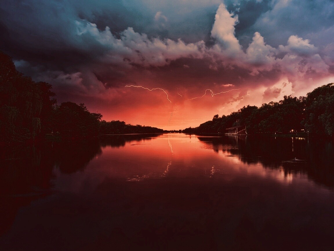 Молнии на фоне заката, стандартные обои mac обои