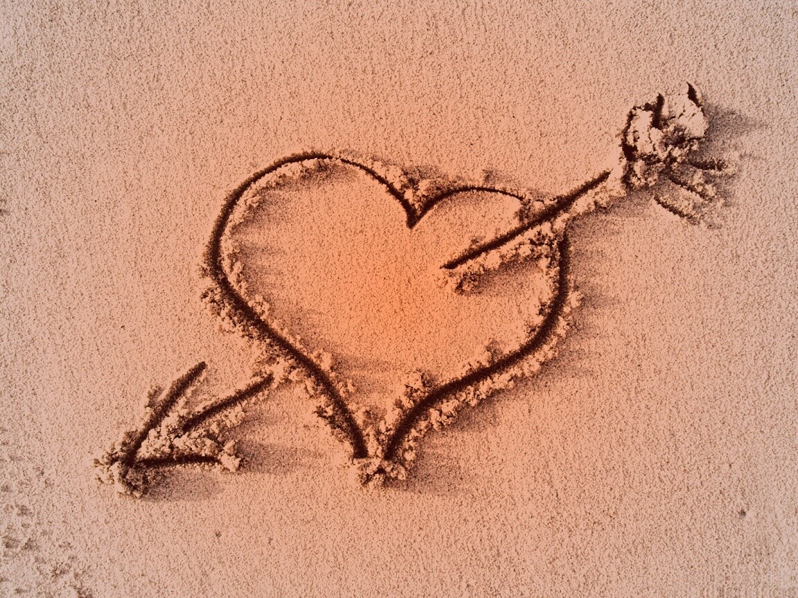 Сердце на песке обои