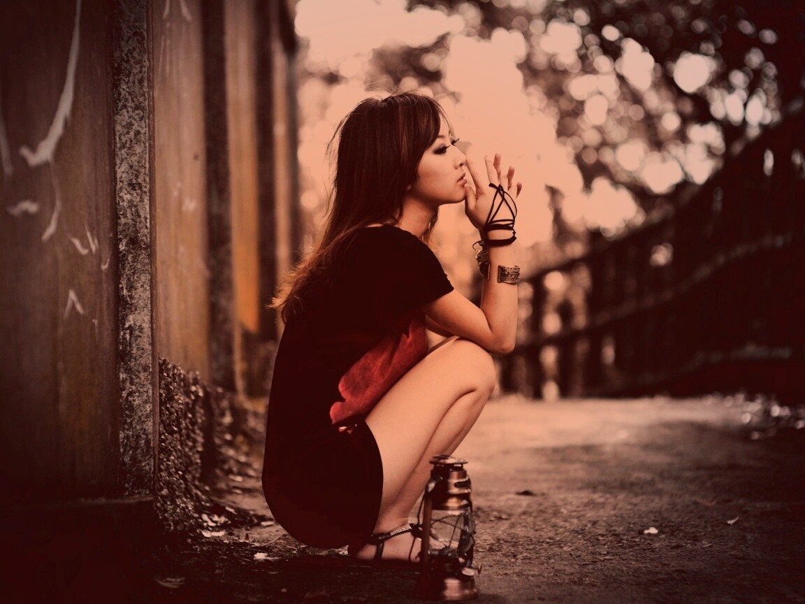 Японская девушка и масляный фонарь обои