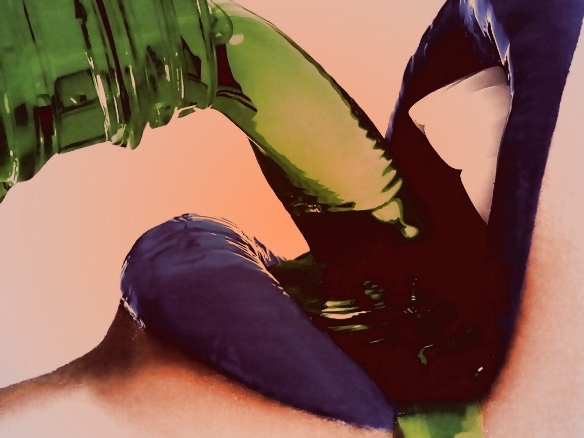 Пьющая девушка обои