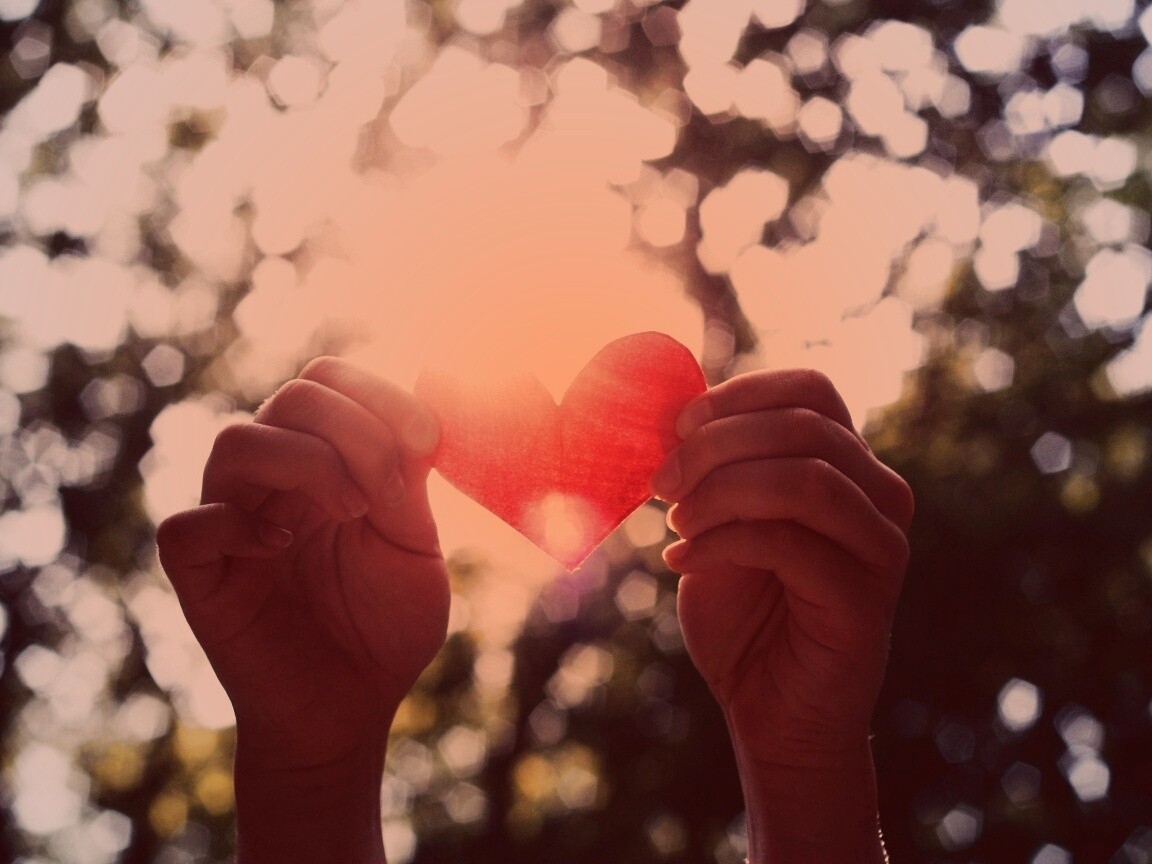 Бумажное красное сердце обои