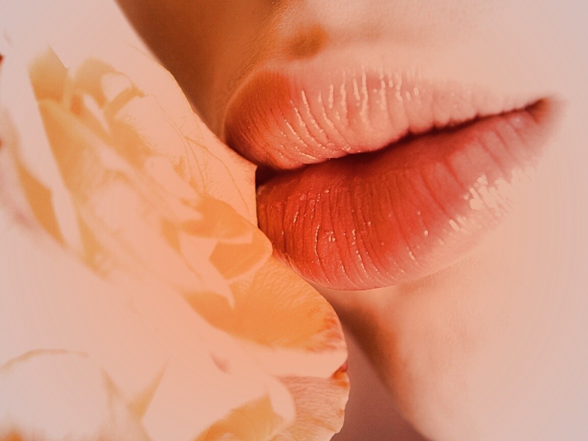 Губы девушки и роза обои