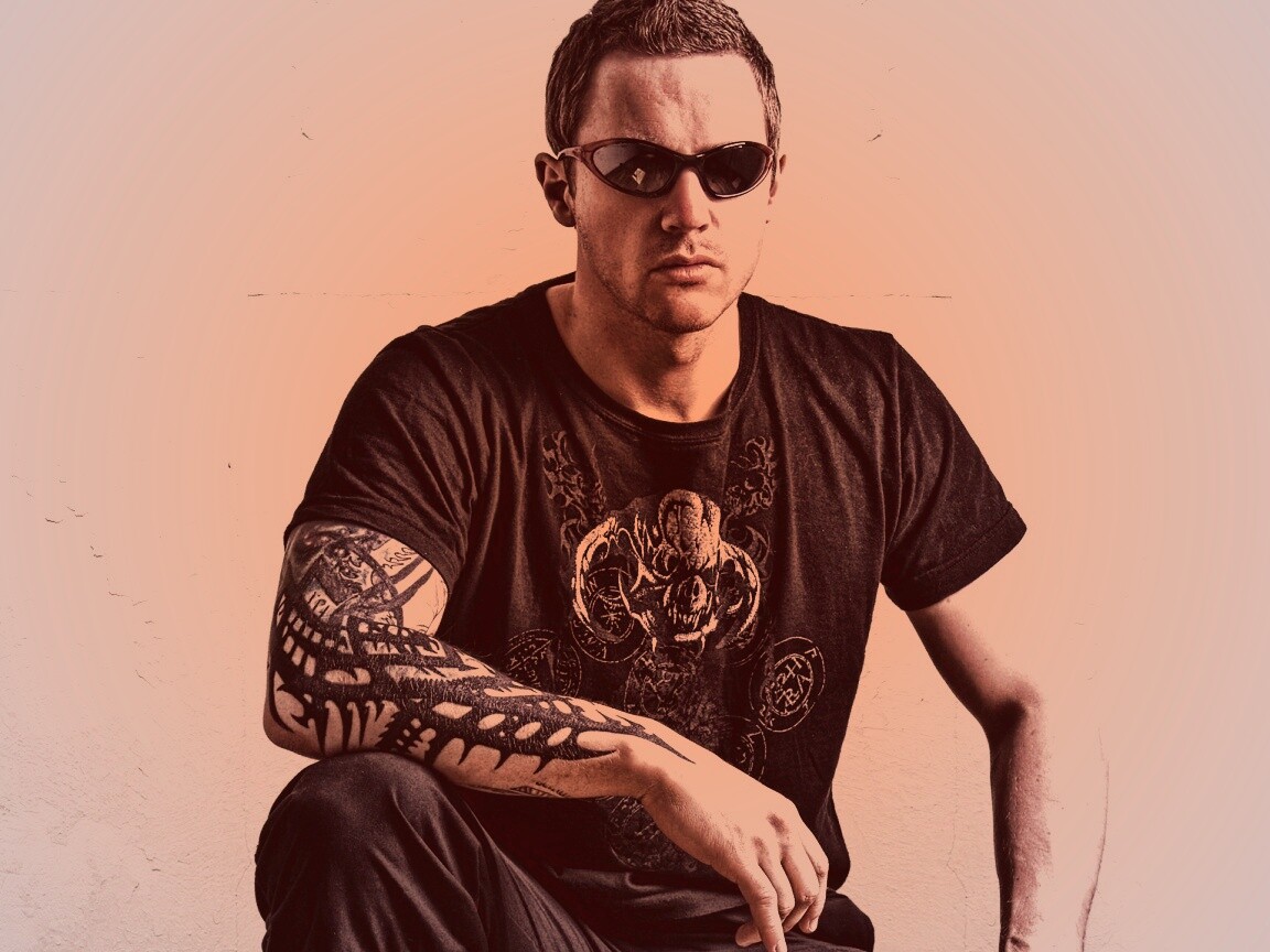 Парень с татуировкой обои