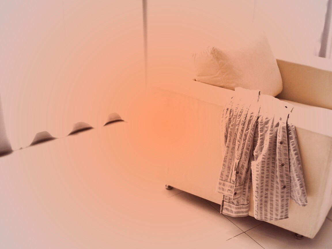 Рубашка на кресле обои