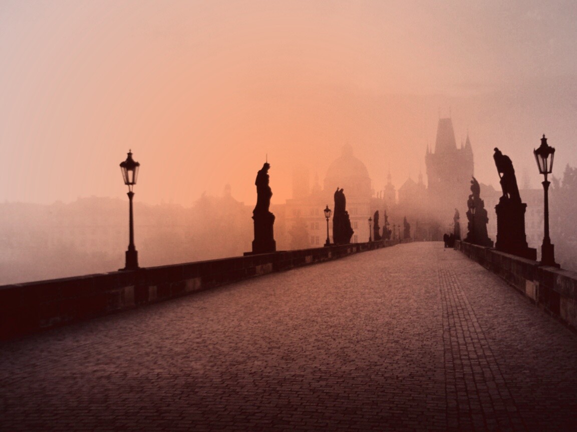 Мост с скульптурами обои