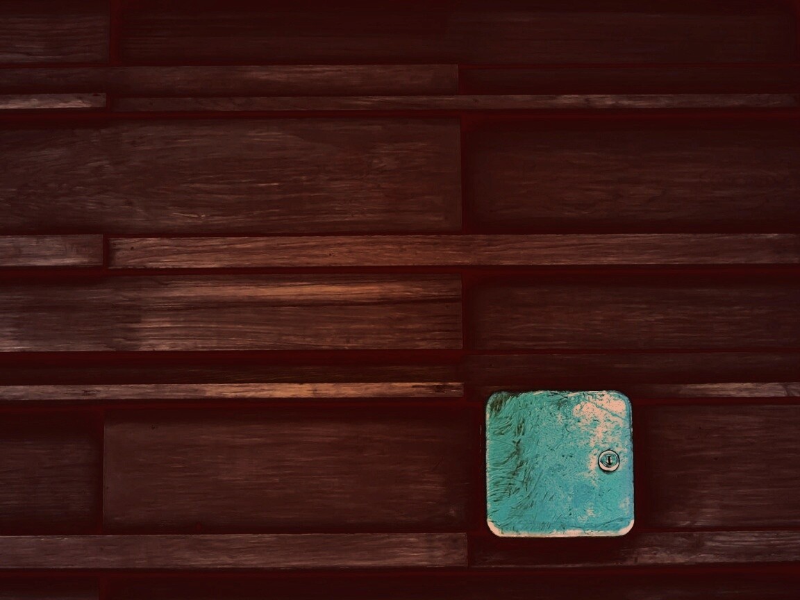 Коробка на деревянной стене обои