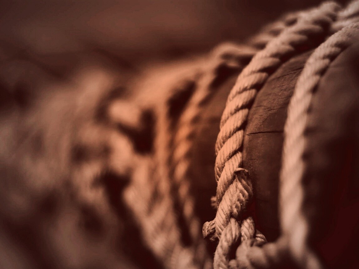 Веревка намотана на мачту обои