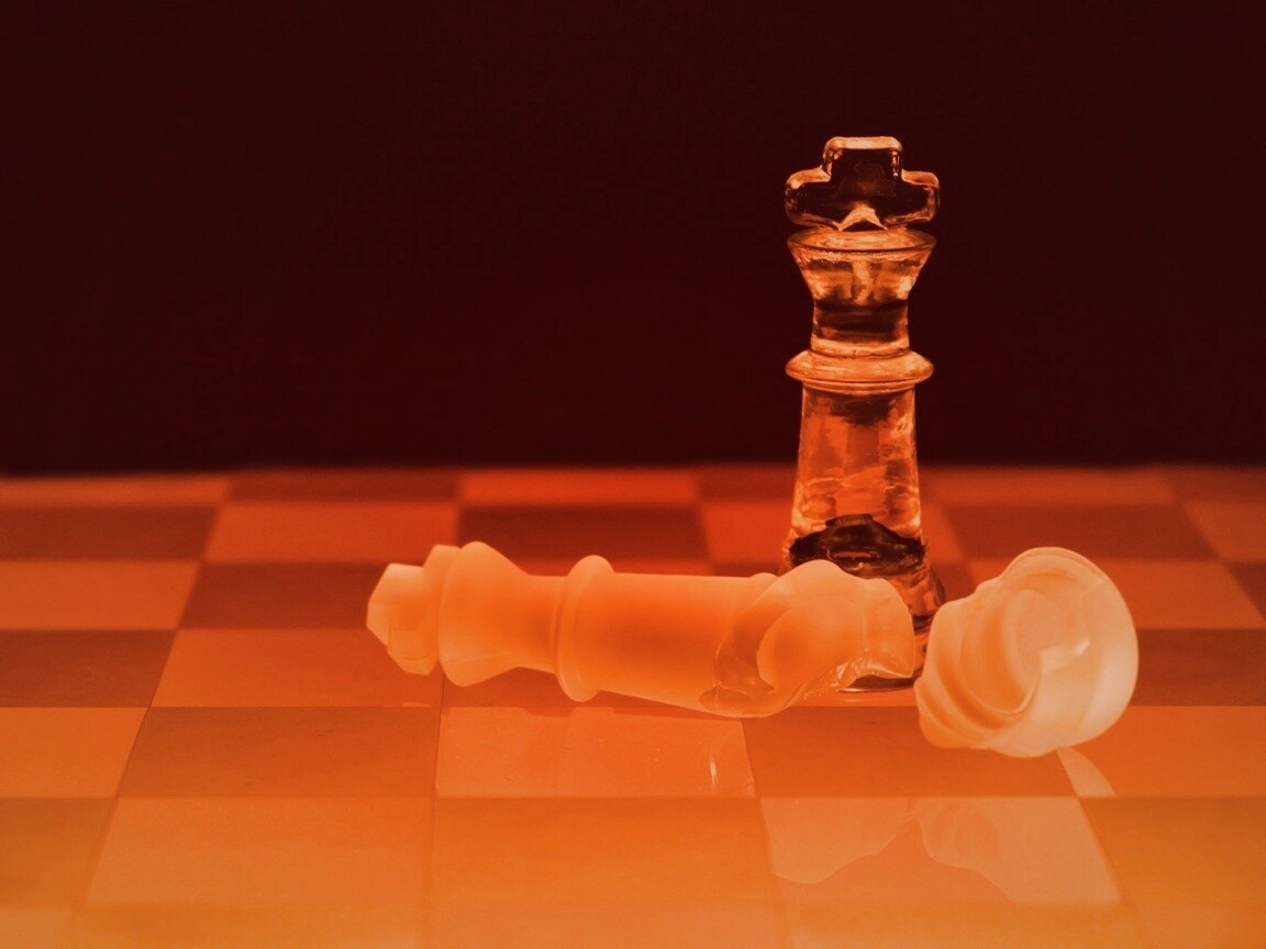 Две шахматных фигуры обои